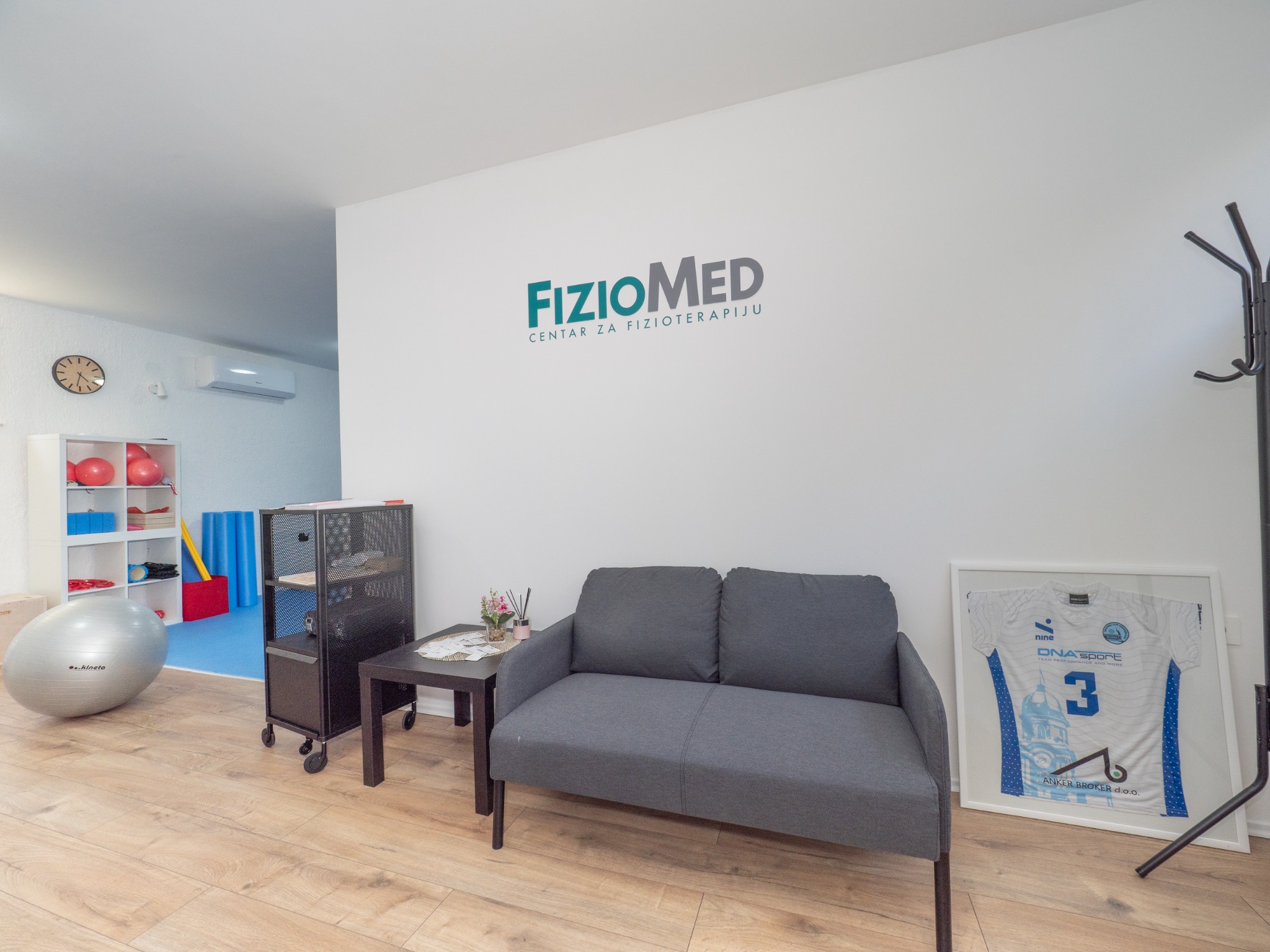 FizioMed čekaonica s logom na zidu